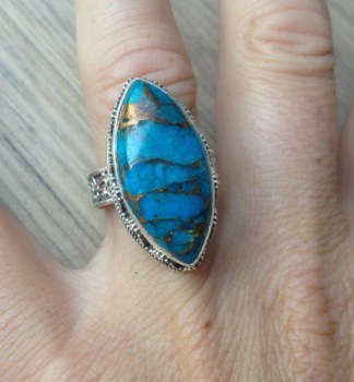 Zilveren ring ovale blauw Turkoois in bewerkte setting 17.7 mm